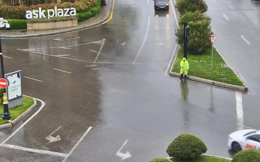NİİM: Yağıntılı və küləkli hava şəraiti ilə əlaqədar bəzi küçə və prospektlərdə svetoforların işində problemlər yaranıb