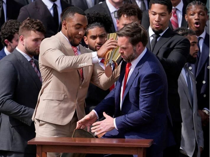 Vensin Ağ Evdəki yöndəmsizliyi: Çempionluq kubokunu saldı