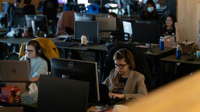 Səs-küylü mühitlərdə daha yaxşı eşitməyin sadə yolu: Barmaqlarınızın ucu