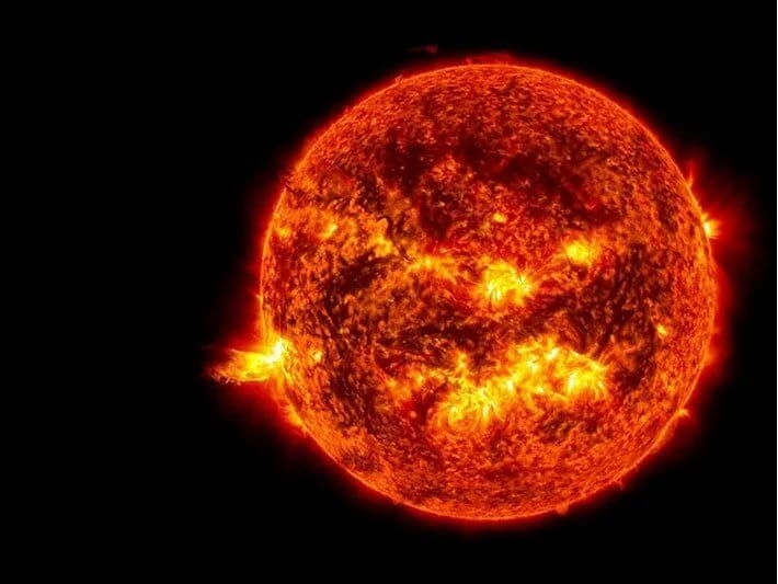 Günəşdə iki partlayış: Yerə doğru fırtına 