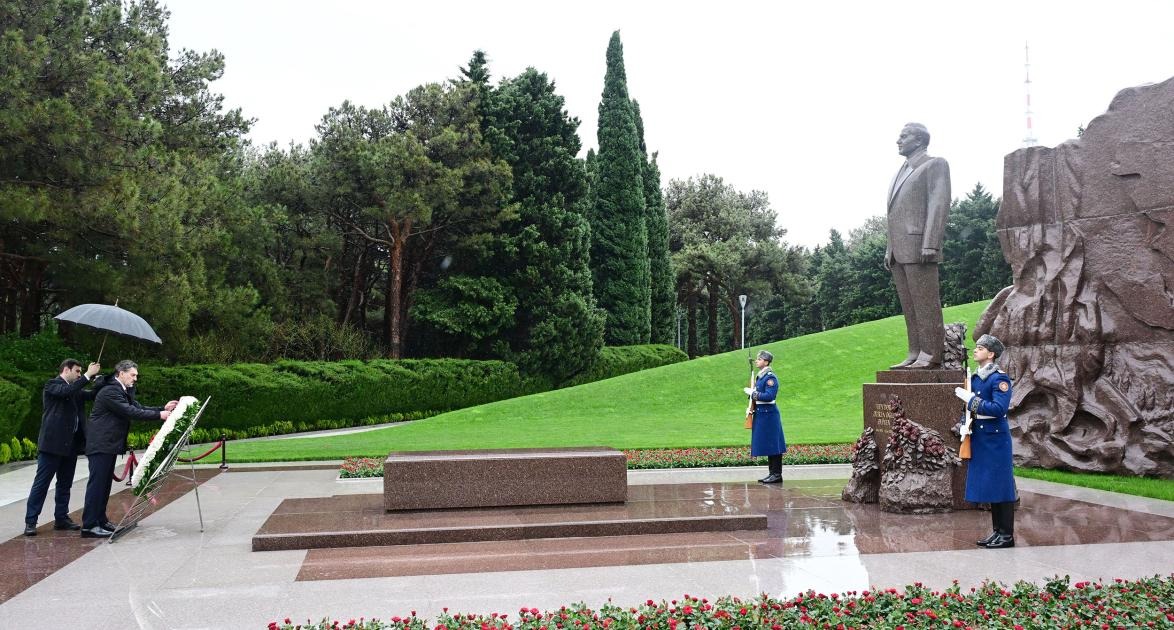 Gürcüstan Prezidenti Fəxri və Şəhidlər xiyabanlarını ziyarət edib