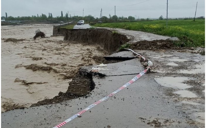 Sel suları Ağsuda avtomobil yolunu yararsız hala salıb