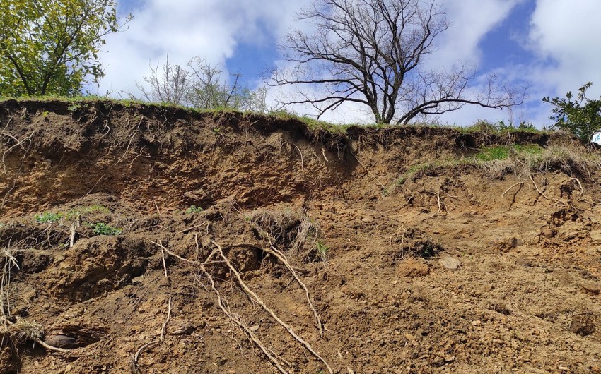 Ağsuda  torpaq sürüşməsi baş verib