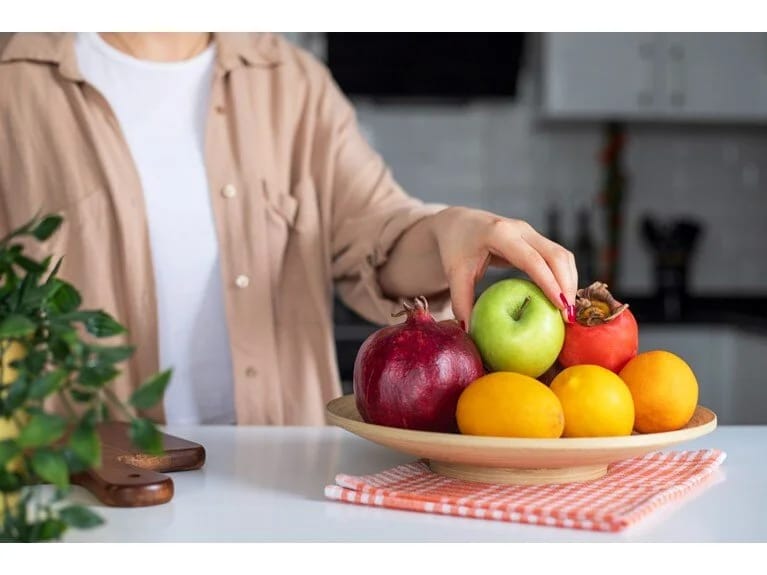 Gənc qadın 20 ildir bu təhlükə ilə yaşayır: Meyvə yesə ölə bilər