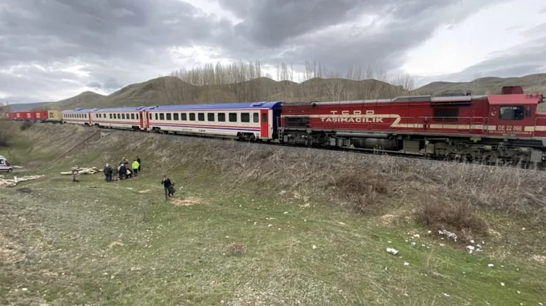 Qarsda 20 yaşlı gənci qatar vurdu