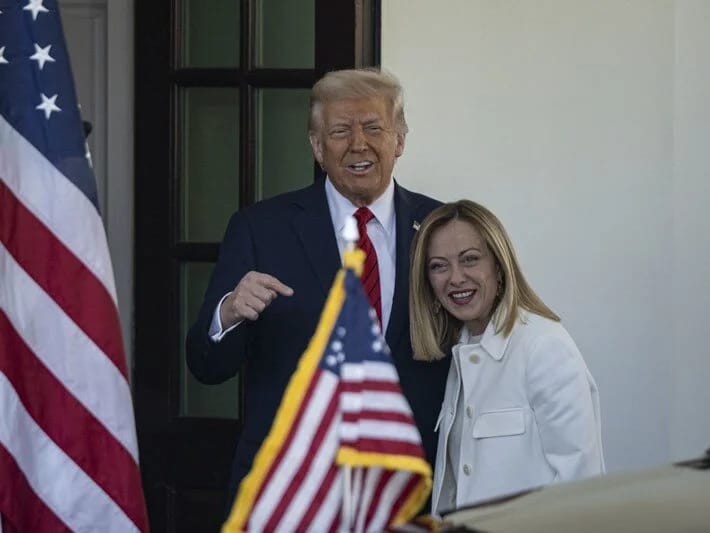 Tramp: ABŞ dünyanın demək olar ki, bütün ölkələri tərəfindən qarət edilib