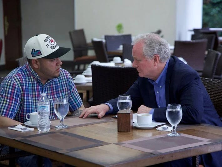 ABŞ senatoru səhvən deportasiya edilən miqrantla görüşüb