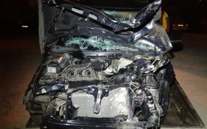 Sumqayıtda minik avtomobili yol kənarında dayanan yük avtomobilinə çırpılıb, ölən var