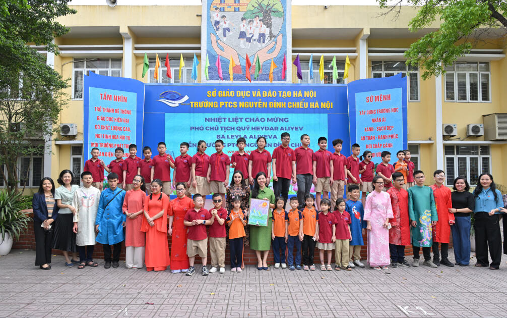 Leyla Əliyeva Hanoyda görmə qabiliyyəti məhdud şəxslər üçün məktəbdə olub - FOTO