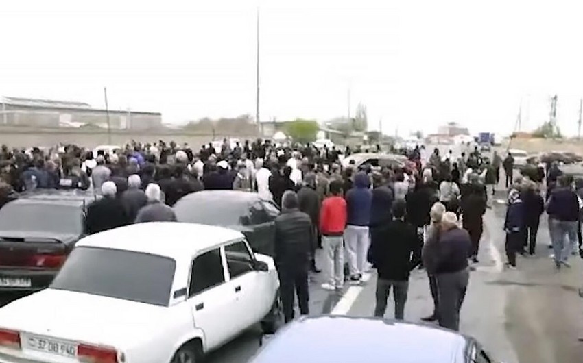 Ermənistanda gedişhaqqının artırılmasına etiraz edənlər yolu bağlayıblar
