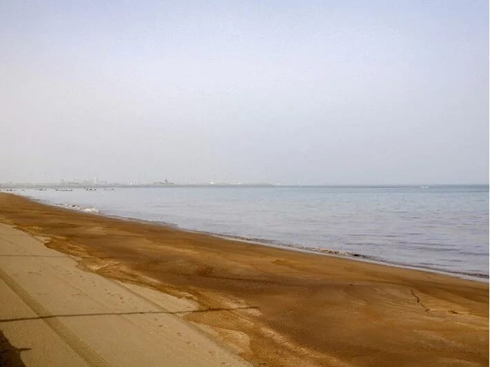 Neft dağılması səbəbindən çimərliklər bağlanıb: Geyimdə və dəridə ləkələr əmələ gəlir