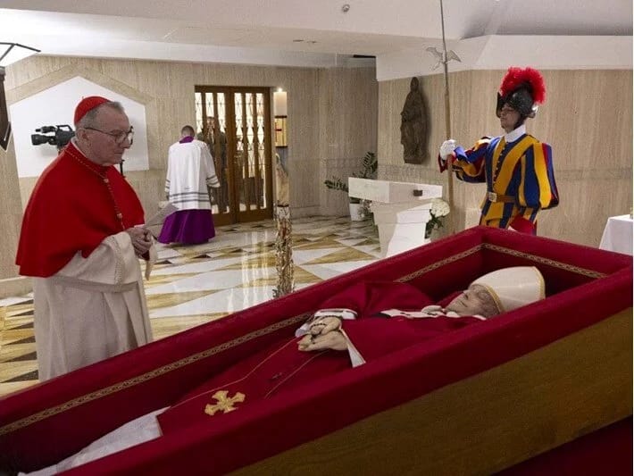 Papanın tabutda olan fotoları paylaşılıb