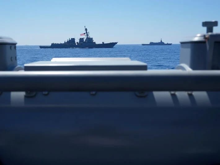 Cənubi Çin dənizində gərginlik: İki donanma üz-üzə gəlib 
