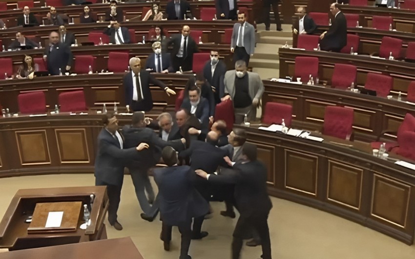 Ermənistan parlamentində dava düşüb