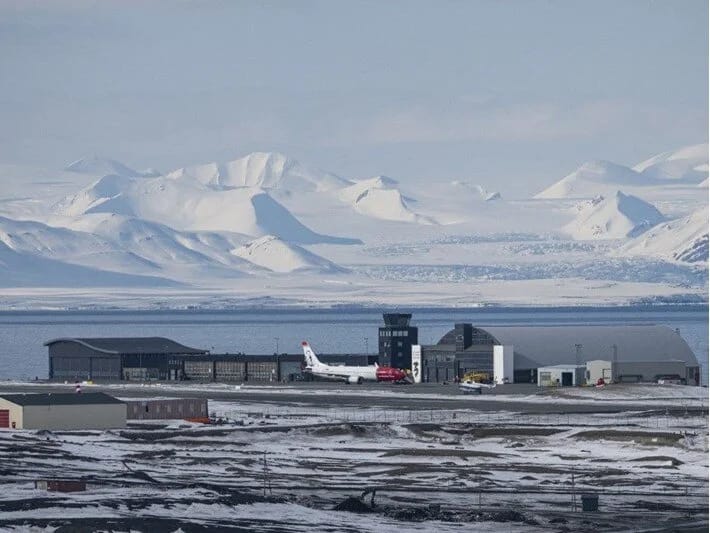 Dünyanın ən şimal hava limanı dağılmağı gözləyir