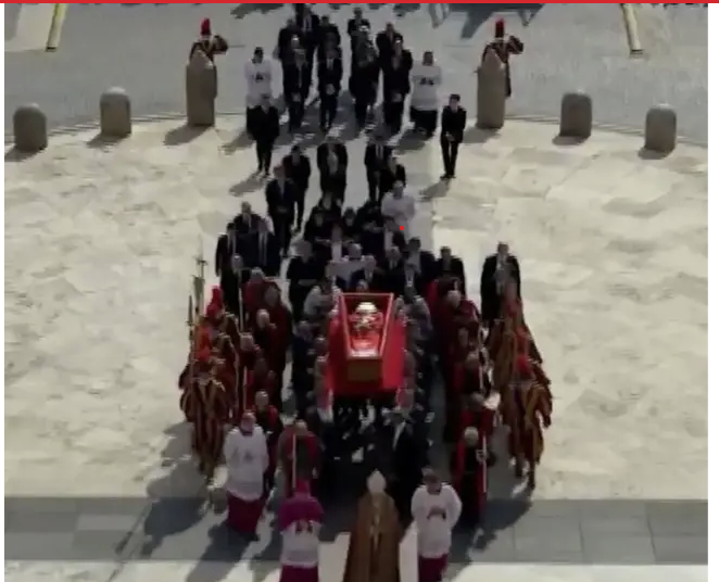 Papa Fransiskin cənazəsi Müqəddəs Pyotr Bazilikasına aparıldı