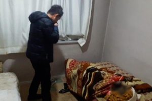 İki həftə ölmüş anasının cəsədi ilə yaşayan şəxs saxlanılıb