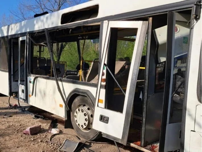 Ruslar işçiləri daşıyan avtobusa hücum etdi