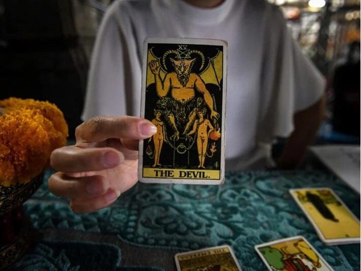 Ruslar fala etibar edirlər: Onlar müharibənin gələcəyini Tarot kartlarında axtarırlar