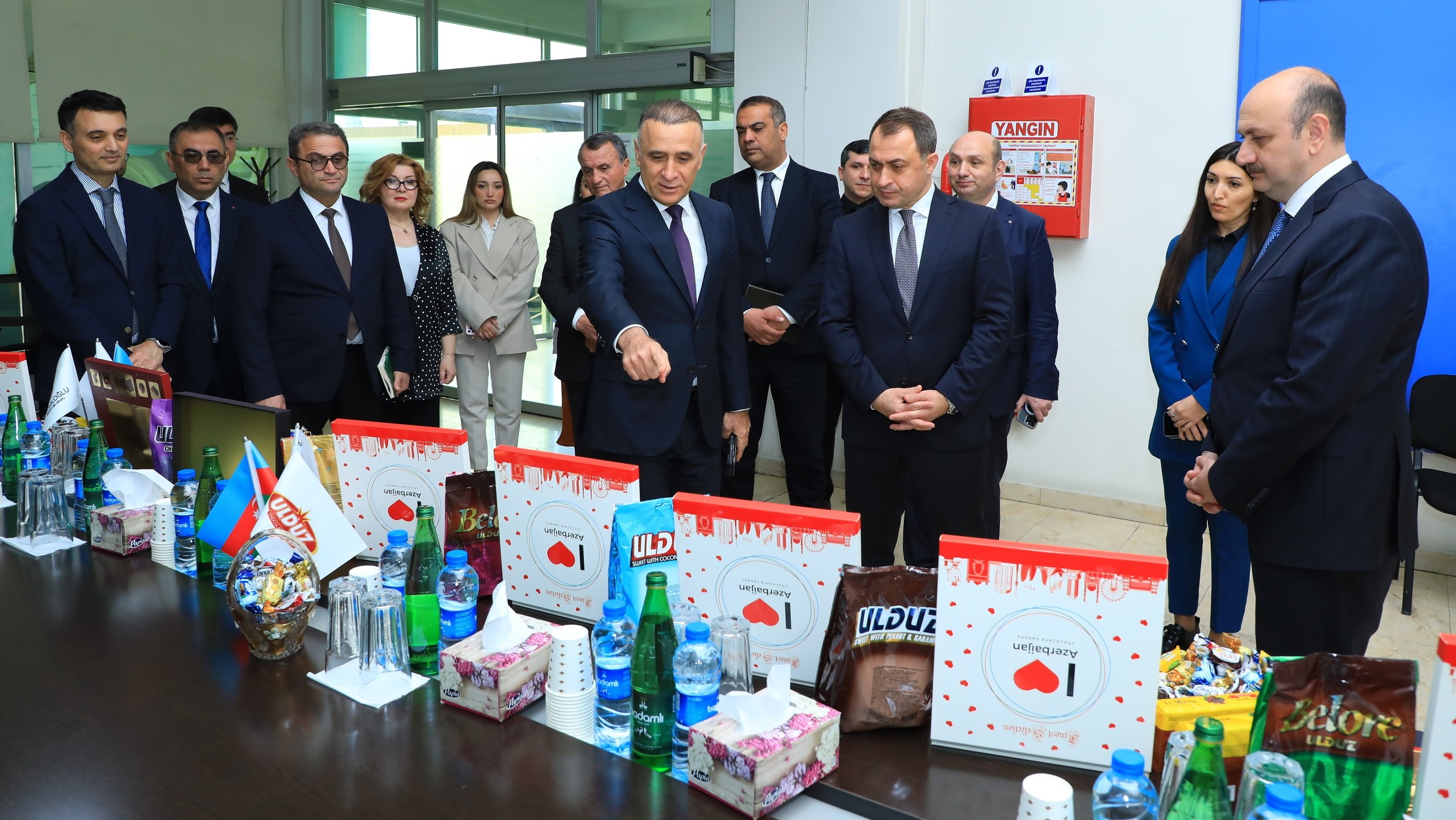 Nizami Rayon İcra Hakimiyyətinin başçısı Sahibkarlar Günü ilə əlaqədar “Ulduz” şokolad fabrikini ziyarət edib