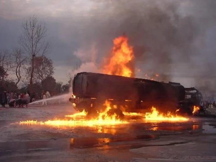 Pakistanda yanacaq tankeri partlayıb, 2 nəfər ölüb