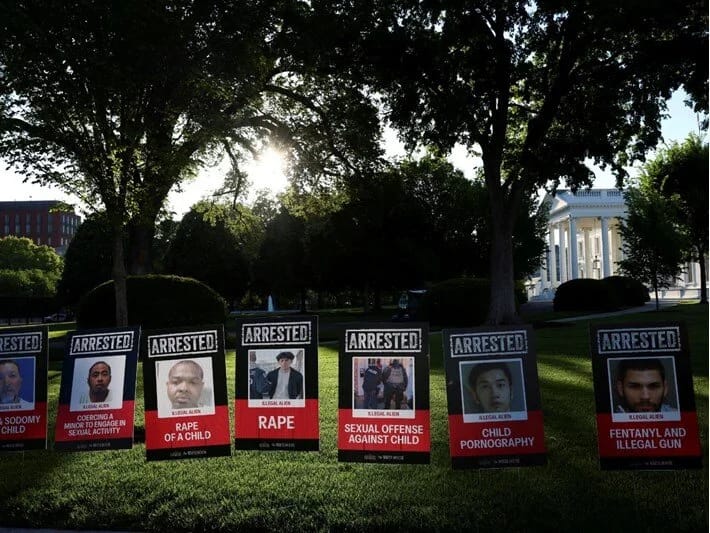 Tramp immiqrantların fotolarını sərgilədi