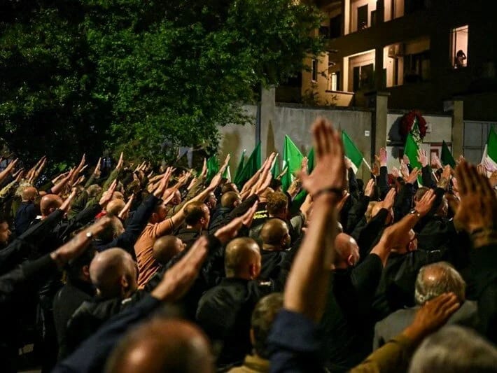 İtaliya 50 il əvvəl öldürülən gənci faşist salamı ilə yad edir