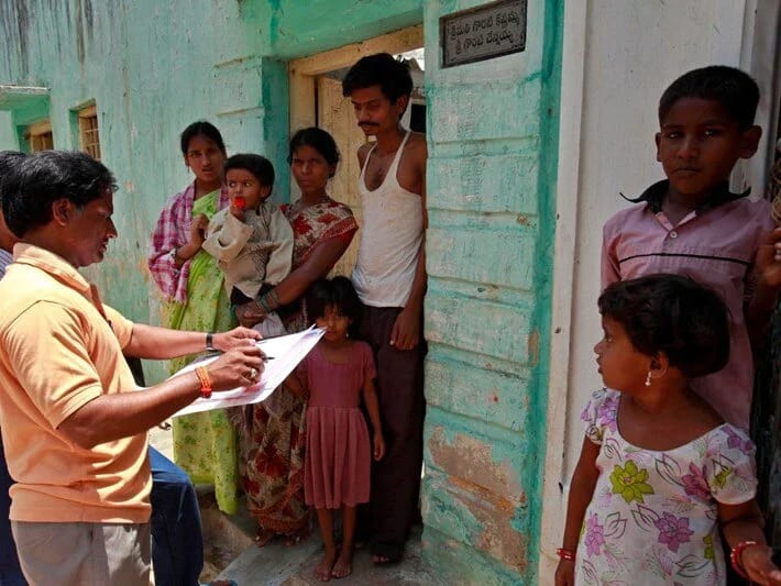 Məktəb yeməyində ölü ilan tapıldı, 100-dən çox uşaq xəstələndi