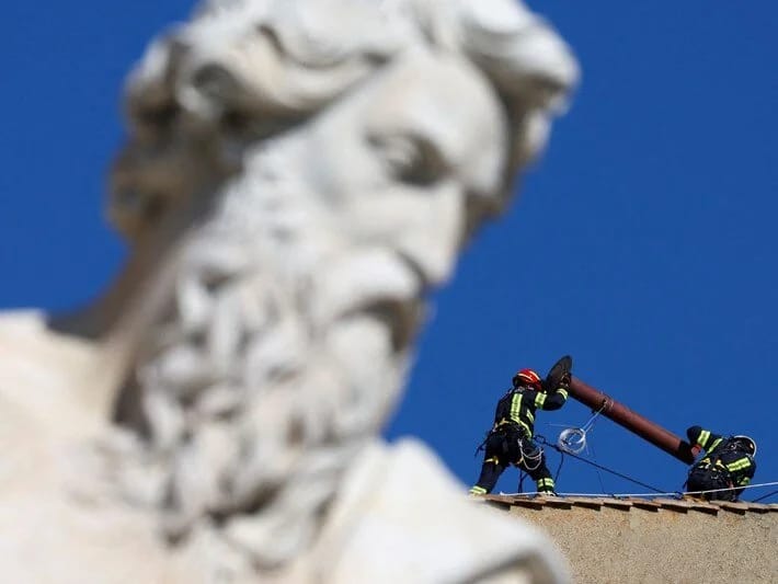 Vatikan seçkiyə hazırlaşır: Kilsənin taleyini bacadan çıxan tüstü müəyyən edəcək