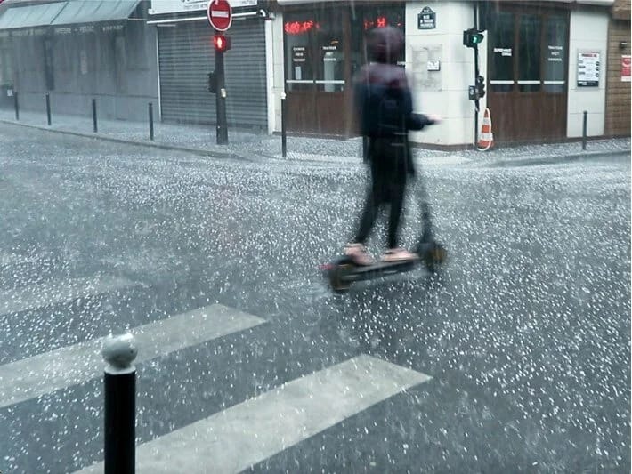 Parisdə 25 dərəcə temperaturda dolu yağıb