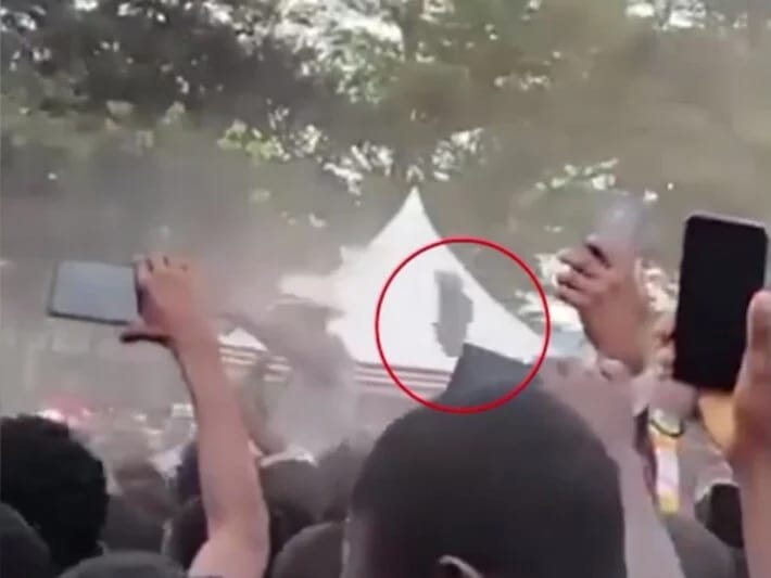 Baş nazirə ayaqqabı ilə hücum etdilər