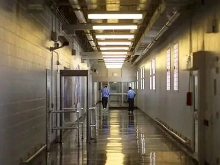 Qaçdığı düşünülən məhkum ədliyyədə unudulub