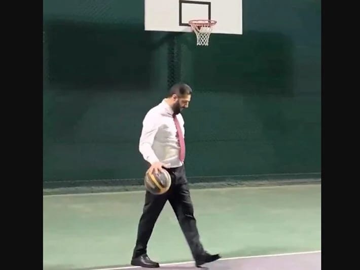 Suriya lideri Şara kostyum geyinib basketbol oynadı