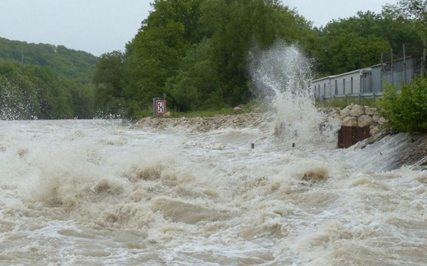 Növbəti üç gündə bəzi rayonlarda leysan yağacaq, çaylardan sel keçəcək - XƏBƏRDARLIQ
