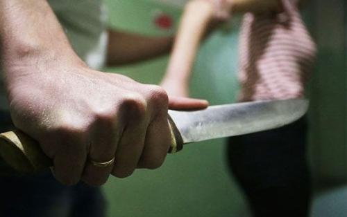 Atasını söydüyü üçün ögey anasını BIÇAQLADI