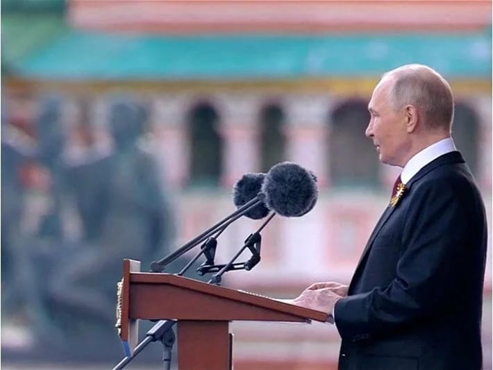 Putin Qələbə günü mərasimində çıxış edib