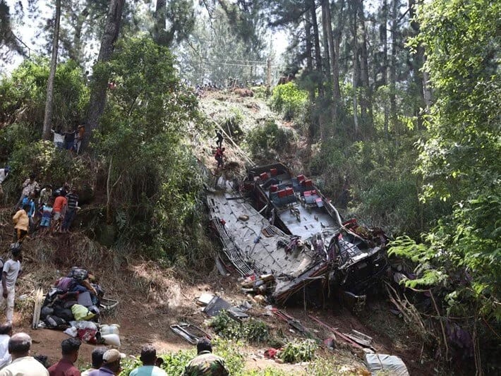 Şri-Lankada sərnişin avtobusu uçuruma yuvarlanıb, 21 nəfər ölüb