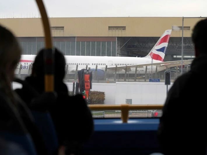 London hava limanında xaos: Uçuşlar gecikdi, uzun növbələr yarandı 