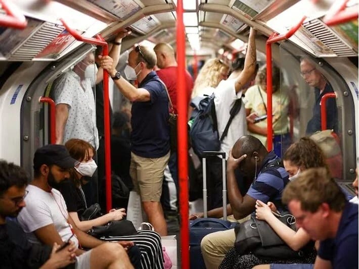 Londonda elektrik kəsilməsi: Sərnişinlər metroda qapalı qalıb