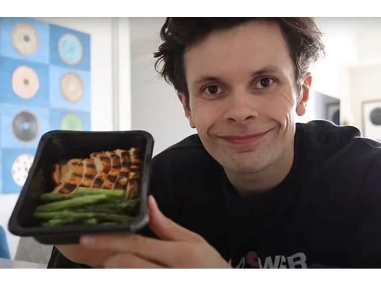 Kanadalı blogger dünyanın ən çətin pəhrizini saxladı