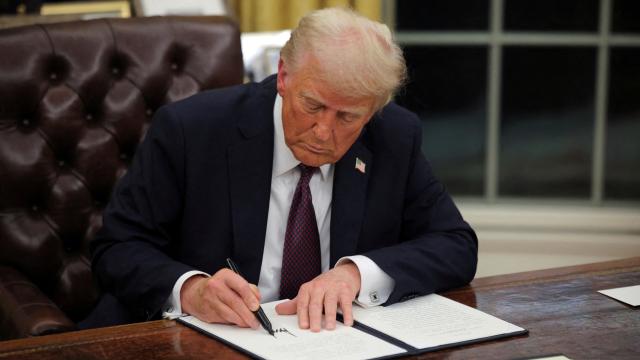 Tramp dərman qiymətlərinin aşağı salınması ilə bağlı sərəncam imzalayıb