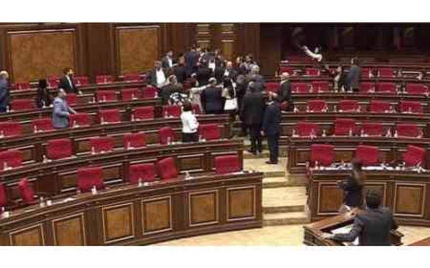Ermənistan parlamentində vitse-spiker və deputat arasında dava düşüb