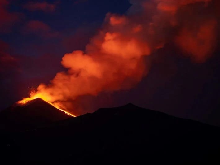 Vulkanlar bir-birinin ardınca püskürür: Əvvəlcə Kanlaon, sonra Etna