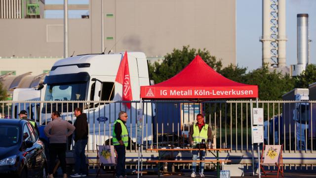 Almaniyanın Köln şəhərində Ford zavodunun işçiləri tətil edirlər