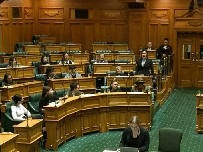 Parlamentdə haka rəqsi ifa edən millət vəkillərinin səlahiyyətləri dayandırılıb