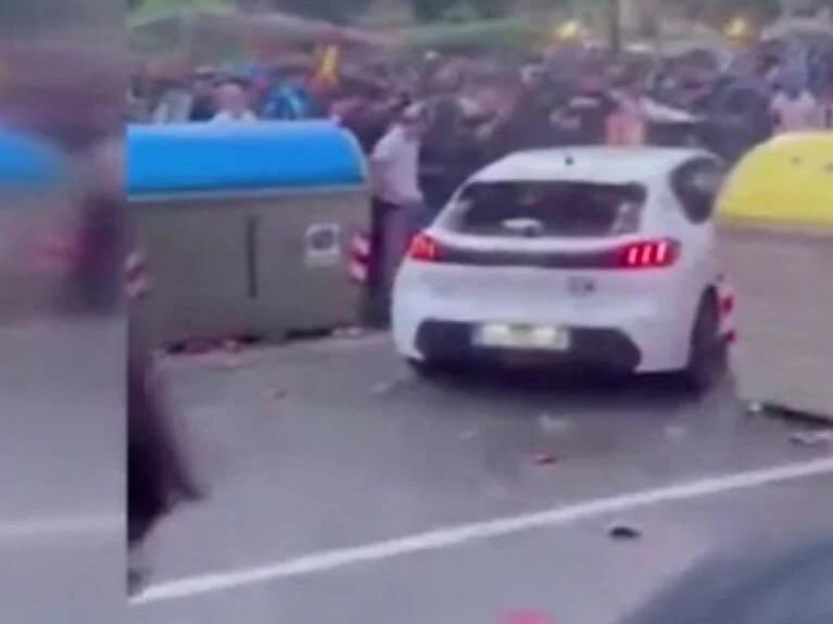 Maşını azərkeşlərin üstünə sürdü, 13 nəfər yaralandı