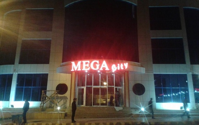 Xadimə ticarət mərkəzinin 3-cü mərtəbəsindən yıxıldı