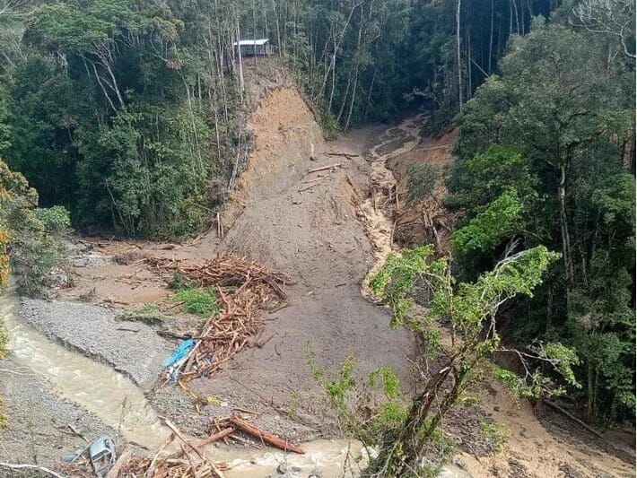İndoneziyada qızıl mədənində torpaq sürüşməsi: 1 nəfər ölüb, 19 nəfər itkin düşüb