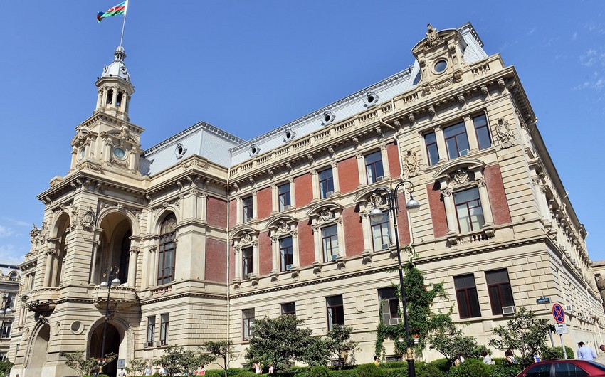 BŞİH-də şəhərin görünüşünə xələl gətirən tikililər və nöqsanlar müzakirə edilib