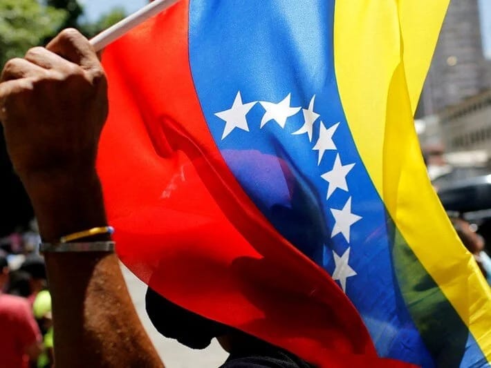 Venesuela terror təhlükəsi səbəbindən Kolumbiyaya uçuşları dayandırıb